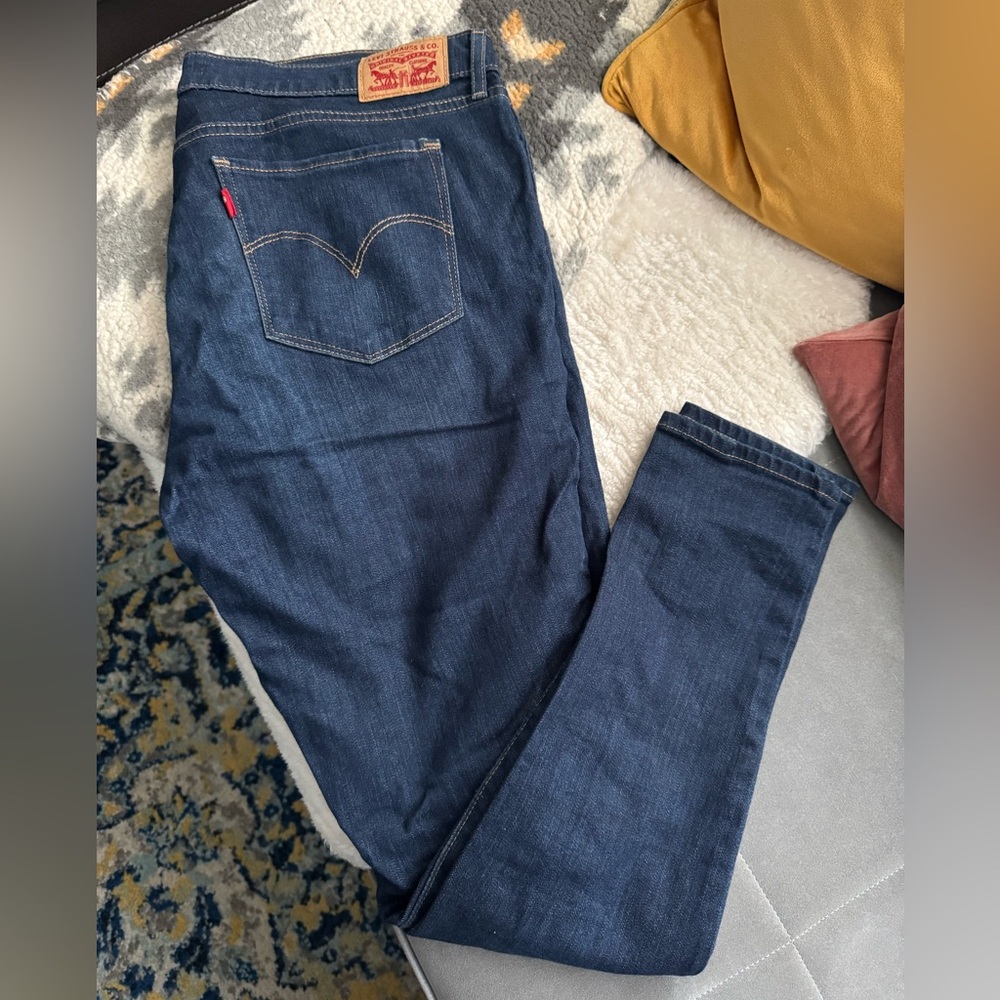 Levi’s 711 Skinny Jeans – Flattering & Versatile!